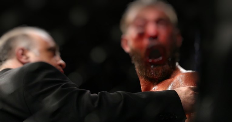UFC borac se ozlijedio u pokušaju da ispuše nos pa izgubio borbu